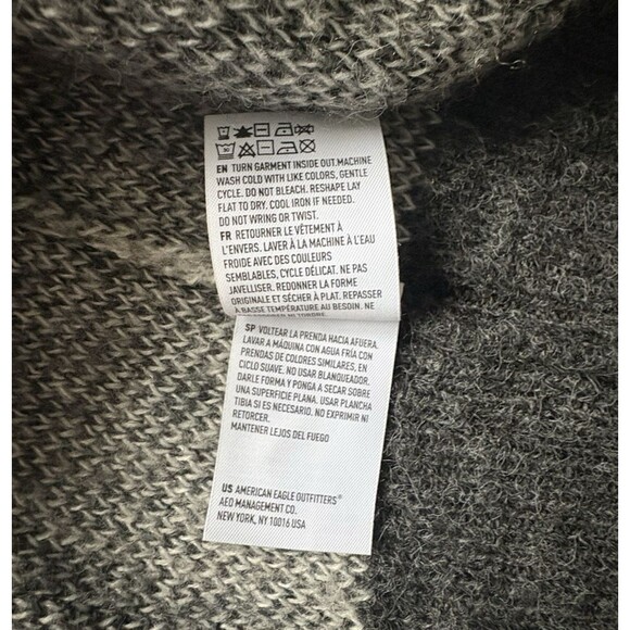 American Eagle Gray & White Buffalo Plaid Knit Cardigan Sweater Size Large - Picture 8 of 9